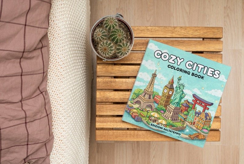 Cozy Cities su un vassoio in legno con una pianta